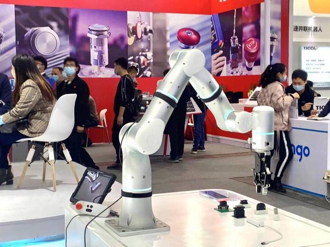 来自上海本土的机器人研发企业非夕科技,用自主研发的拂晓机械臂展